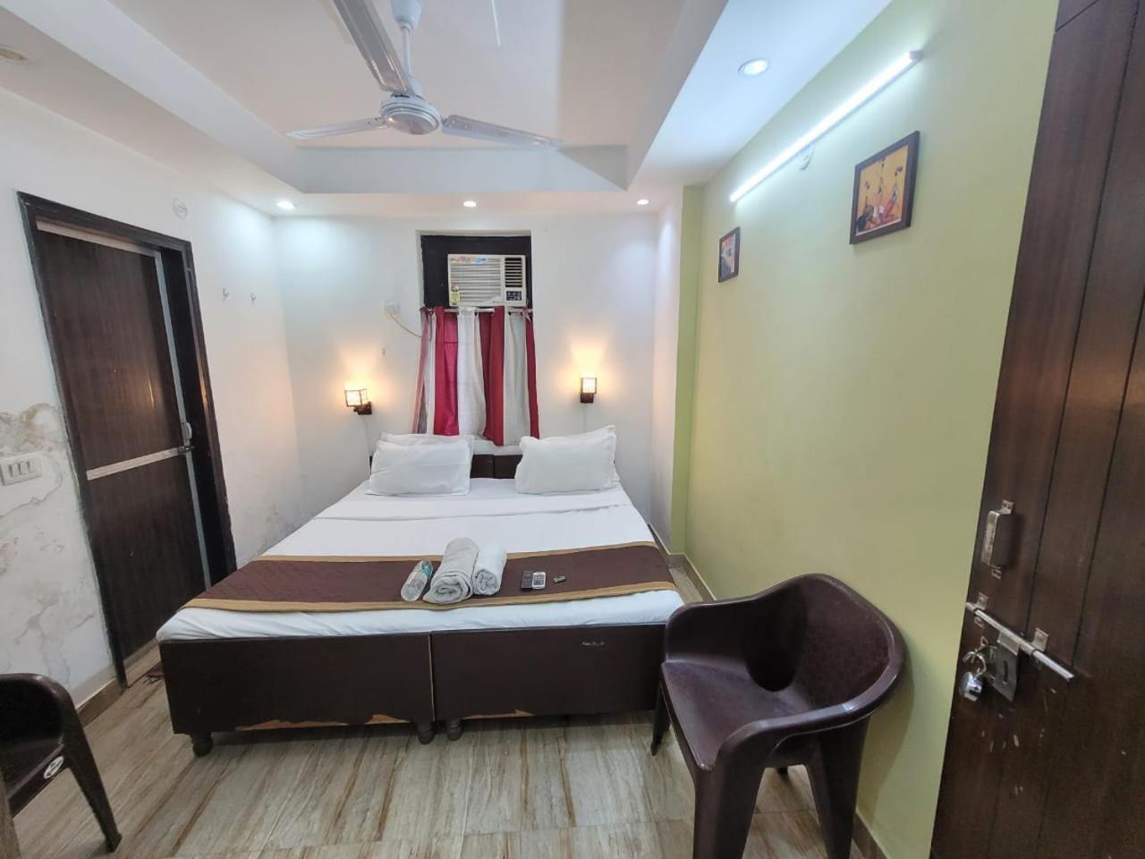 Hotel Residency - Park Metro Station Gate No - 1