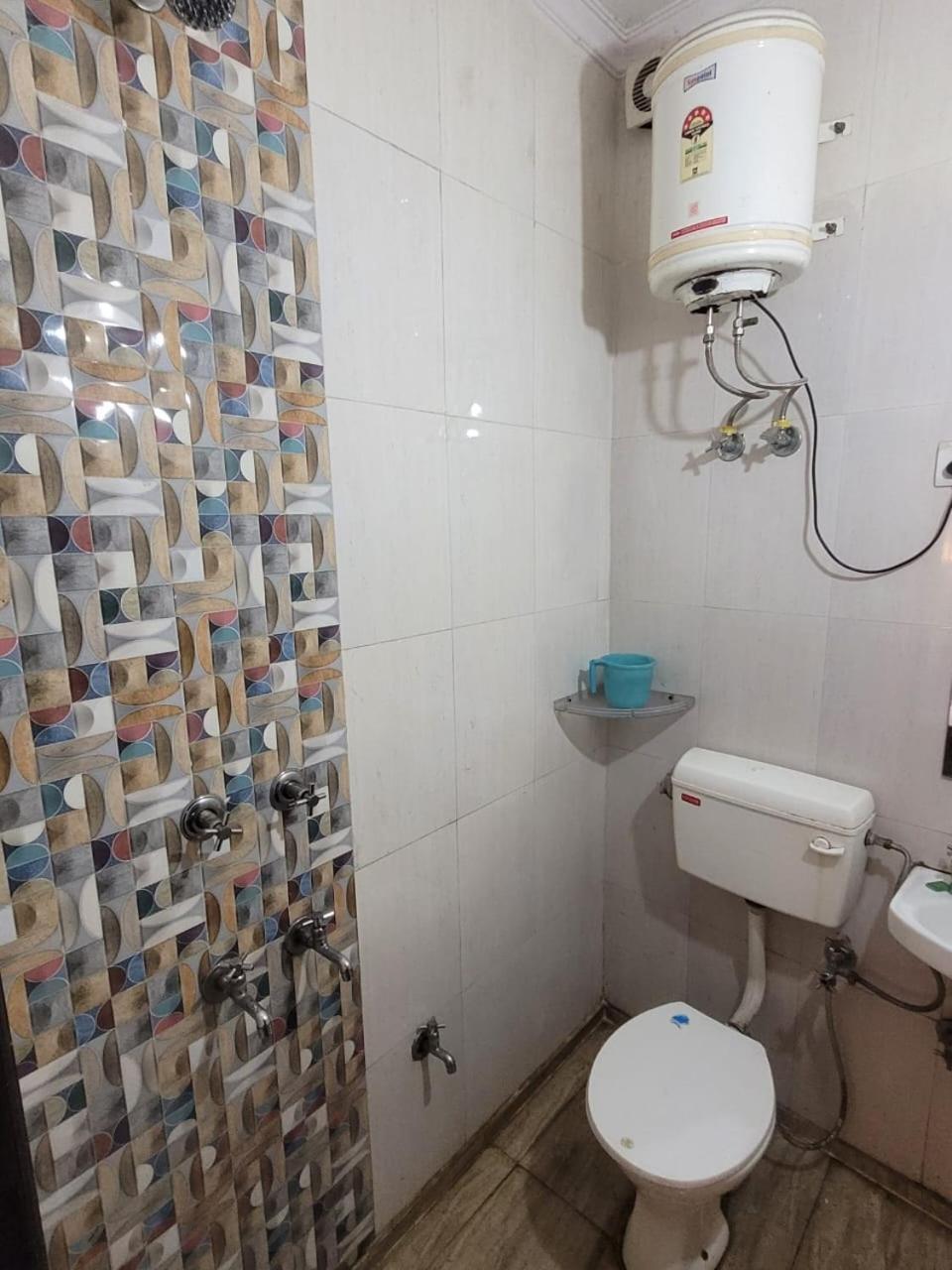 Hotel Residency - Park Metro Station Gate No - 1 3*